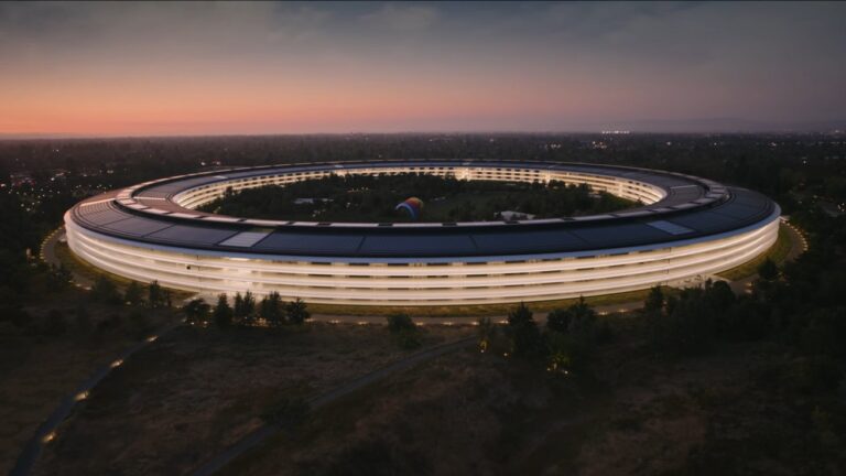 Apple Park nocą jako ilustracja sporu Apple z Epic Games o App Store