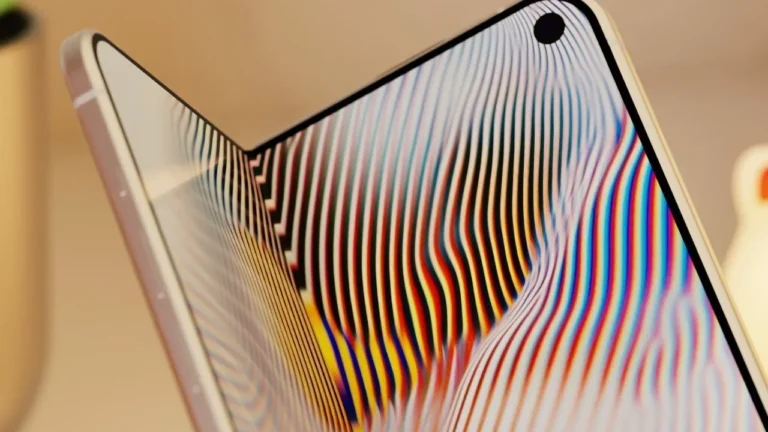 Wizualizacja możliwego składanego iPhone’a z ekranem otwieranym jak książka