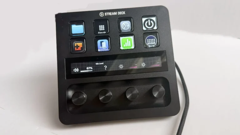 Elgato Stream Deck+ na biurku jako panel sterowania dla Maca