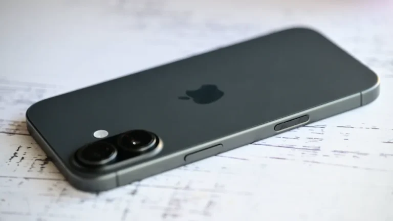 Bok iPhone’a ilustrujący artykuł o niepotwierdzonych doniesieniach na temat iPhone’a 18